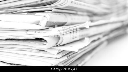 Pile de journaux isolé sur fond blanc Banque D'Images