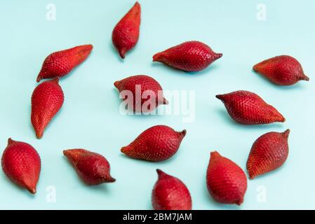 Salak tropical serpent fruit sur fond bleu vue de dessus Banque D'Images