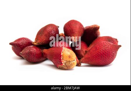 Salak fruit tropical appelé fruit serpent sur fond blanc isolé Banque D'Images