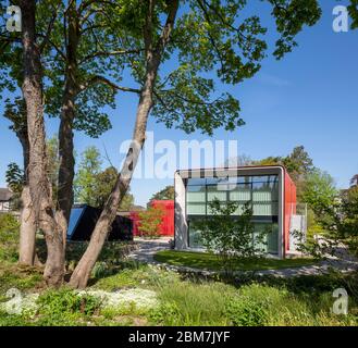 Vue générale depuis la voie d'approche sud. Maggie's Centre, Royal Marsden Hospital, Sutton, Royaume-Uni. Architecte : AB Rogers Design, 2019. Banque D'Images