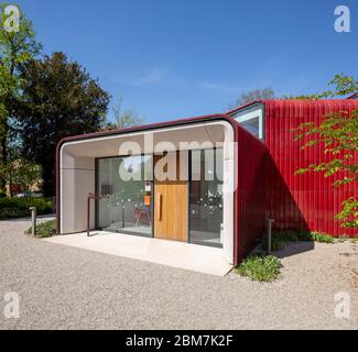 Entrée principale. Maggie's Centre, Royal Marsden Hospital, Sutton, Royaume-Uni. Architecte : AB Rogers Design, 2019. Banque D'Images