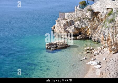 Arrière-plan, bannière ou carte postale de voyage. Végétation méditerranéenne, falaise, côte rocheuse blanche, plage de galets et belles eaux cristallines. Rijeka Banque D'Images