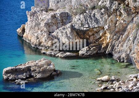 Arrière-plan, bannière ou carte postale de voyage. Végétation méditerranéenne, falaise, côte rocheuse blanche, plage de galets et belles eaux cristallines. Rijeka Banque D'Images