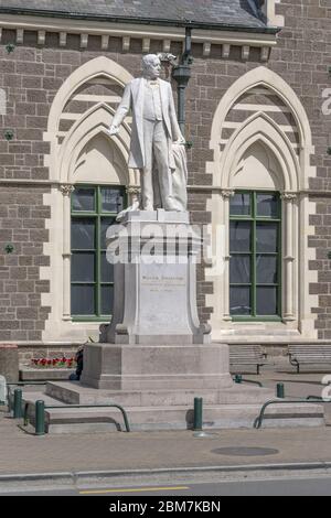 Paysage urbain avec statue de Rolleston en face du bâtiment monumental du musée Canterbury, photographié sous la lumière vive du printemps à Christchurch, South Island, New Zea Banque D'Images