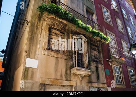 Façade de bâtiment abandonnée à Porto, Portugal Banque D'Images