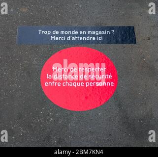 Signe d'attente devant un supermarché pendant l'épidémie de Covid-19 - Paris Banque D'Images