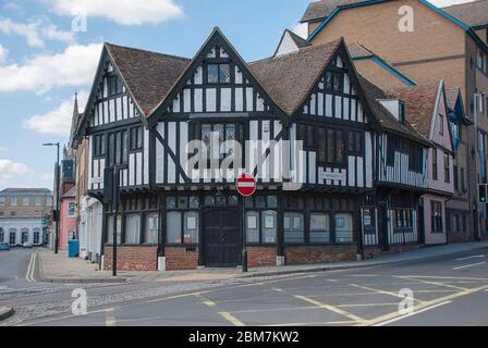 Un ancien bâtiment en bois noir et blanc à Ipswich, au Royaume-Uni Banque D'Images