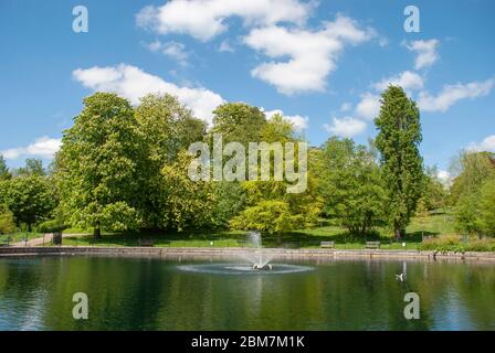 Une fontaine dans un lac dans le parc de Christchurch, Ipswich, Royaume-Uni Banque D'Images