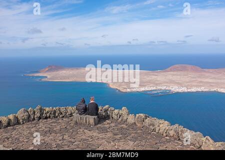 Vue panoramique spectaculaire en novembre vers l'île Graciosa depuis le Cesar Manrique conçu Mirador del Rio sur Lanzarote dans les îles Canaries Banque D'Images