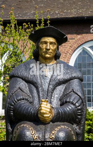 Assise de la statue moderne de Thomas More, 1968, par le sculpteur Leslie Cubitt Bevis. Sculpture en bronze peint. En face de la vieille église de Chelsea, Chelsea Embankment, Londres. ROYAUME-UNI. (118) Banque D'Images