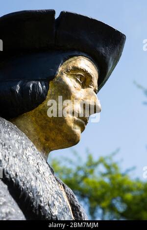 Assise de la statue moderne de Thomas More, 1968, par le sculpteur Leslie Cubitt Bevis. Sculpture en bronze peint. En face de la vieille église de Chelsea, Chelsea Embankment, Londres. ROYAUME-UNI. (118) Banque D'Images