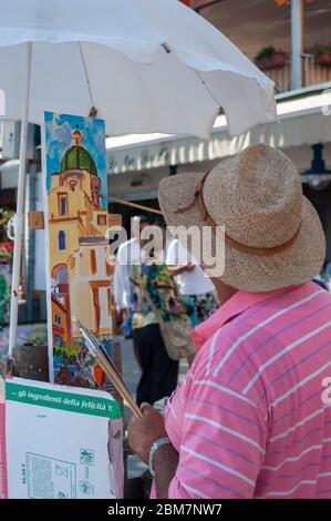 Artiste dans les rues de Positano, peignant une photo du dôme en mosaïque de majolica de la Collégiale de Santa Maria Assunta, Italie Banque D'Images