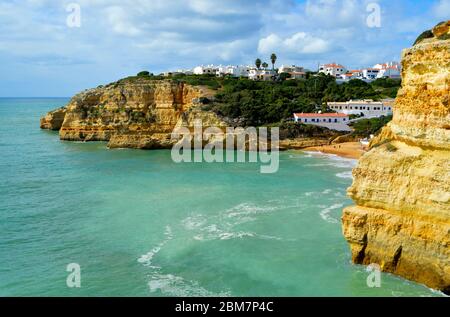 Touristes sur la plage de Benagil sur la côte de l'Algarve au Portugal Banque D'Images