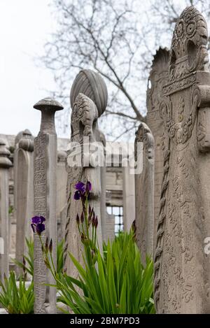 22 février 2018 : Pierre d'amont dans le cimetière de la mosquée Suleymaniye, Istanbul, Turquie Banque D'Images