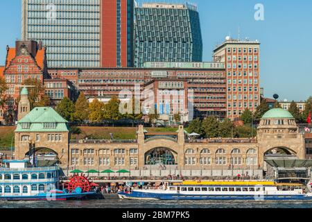 Les jetées dans le port de Hambourg Banque D'Images