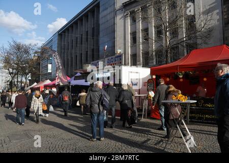 Scène d'un petit marché alimentaire du centre-ville de Sheffield, Angleterre, Royaume-Uni Fargate GO Banque D'Images