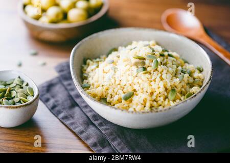 Bulgur avec pepitas, une alimentation saine recette facile à partir de nourriture stockée de longue date. Banque D'Images