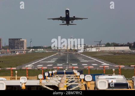 Aéroport de London City, Londres, Royaume-Uni. 7 mai 2020. La compagnie aérienne a informé le personnel de plans détaillés après avoir annoncé qu'elle avait l'intention de licencier jusqu'à 30 % de sa main-d'œuvre. Dans les courriels envoyés au personnel et aux syndicats, les responsables de BA ont averti que « il n’y a aucune certitude quant au moment où les services peuvent retourner » aux aéroports de Londres City ou de Gatwick, et qu’ils « n’avaient pas exclu la suspension du reste de notre opération d’Heathrow ». Banque D'Images