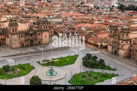 Gros plan aérien sur la Plaza de Armas, la cathédrale et l'église de la Société de Jésus de Cusco, Pérou Banque D'Images