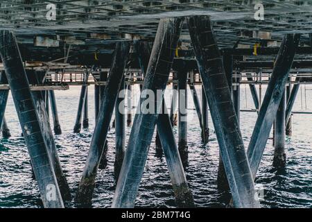 Eau sous la jetée en Californie Banque D'Images