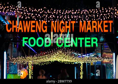 Thaïlande Samui 9 MAR 2020 vie nocturne et concept de la cuisine de rue. Signe du marché nocturne de Chaweng centre alimentaire illuminé par guirlande colorée Banque D'Images