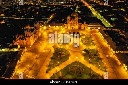 Vue aérienne de nuit sur la Plaza de Armas vide de Cusco, Pérou pendant le confinement du coronavirus Banque D'Images