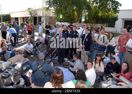 FORT. LAUDERDALE, FL - 9 FÉVRIER 2007 : le médecin légiste en chef, le Dr Joshua A. Perper, annonce ses conclusions de l'autopsie sur Anna Nicole Smith lors de la conférence de presse à l'extérieur du bureau des médecins examinateurs du comté de Broward, le 9 février 2007 à ft. Lauderdale, Floride. Smith a été trouvé insensible dans sa chambre à l'hôtel Seminole Hard Rock le 8 février et a été traité par des ambulanciers paramédicaux puis transporté à l'hôpital Hollywood Memorial où elle a été déclarée mort des gens: Dr. Joshua A. Perper crédit: Storms Media Group/Alay Live News Banque D'Images