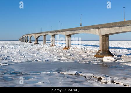 Le pont de la Confédération, en hiver, relie l'Île-du-Prince-Édouard à la partie continentale du Nouveau-Brunswick, Canada. Vue de la Borden, Île-du-Prince-Édouard. Banque D'Images