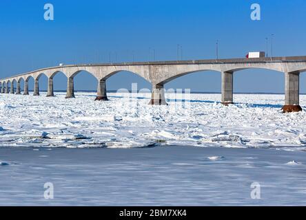 Le pont de la Confédération, en hiver, relie l'Île-du-Prince-Édouard à la partie continentale du Nouveau-Brunswick, Canada. Vue de la Borden, Île-du-Prince-Édouard. Banque D'Images