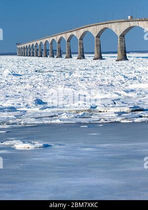 Le pont de la Confédération, en hiver, relie l'Île-du-Prince-Édouard à la partie continentale du Nouveau-Brunswick, Canada. Vue de la Borden, Île-du-Prince-Édouard. Banque D'Images