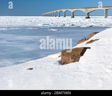 Le pont de la Confédération, en hiver, relie l'Île-du-Prince-Édouard à la partie continentale du Nouveau-Brunswick, Canada. Vue de la Borden, Île-du-Prince-Édouard. Banque D'Images