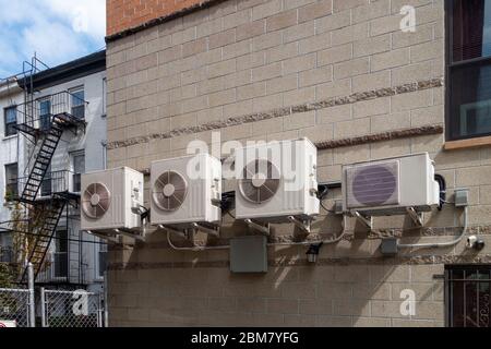 Mur extérieur de bâtiment résidentiel Havane avec plusieurs unités de climatisation Banque D'Images