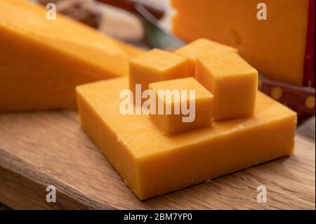 Gros plan de fromage cheddar jaune ciré rouge britannique Banque D'Images