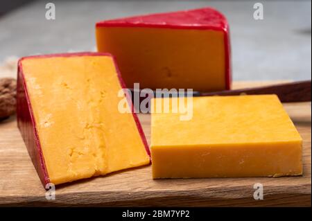 Gros plan de fromage cheddar jaune ciré rouge britannique Banque D'Images