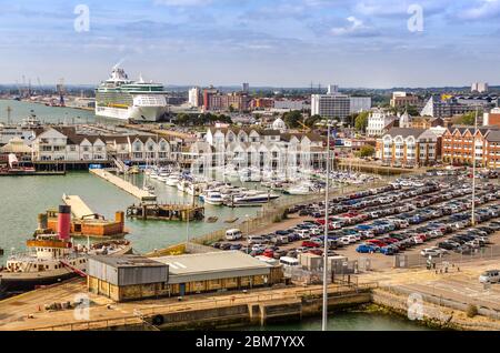 SOUTHAMPTON, ROYAUME-UNI – AOÛT 30, 2019: Vue aérienne du port de Southampton avec paquebot de croisière, bâtiments en bord de mer à la marina de l'ABP Town Quay. Banque D'Images