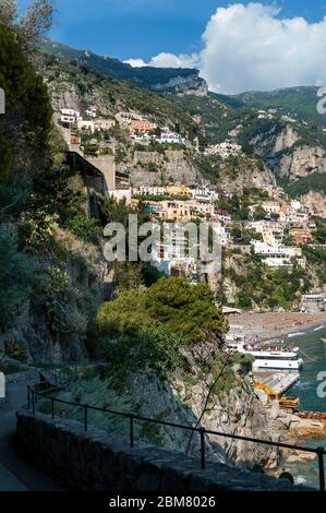 La ville pittoresque et escarpée de Positano a pris du sentier côtier sur la côte amalfitaine de l'Italie Banque D'Images