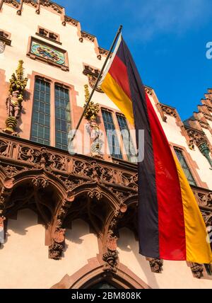 Drapeau allemand devant le bâtiment romain reconstruit, l'ancienne mairie de Francfort-sur-le-main, Hesse, Allemagne. Banque D'Images