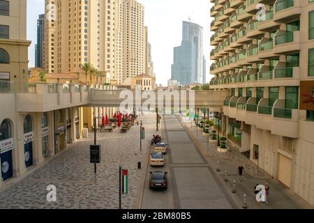 Dubaï/Émirats arabes Unis - 7 mai 2020 : vue sur la rue principale de JBR. Jumeirah Beach Residence. Route de Dubaï avec circulation légère pendant la journée. Marche JBR. Vue de dessus Banque D'Images