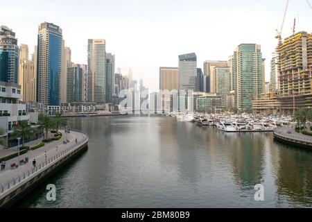 Dubaï / Émirats Arabes Unis - 8 mai 2020 : quartier touristique de luxe de la marina de Dubaï avec de nombreux gratte-ciels et un parking pour les yachts au coucher du soleil. Promenade calme de la marina de Dubaï d Banque D'Images