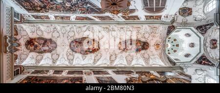 4 févr. 2020 - Salzbourg, Autriche : vue panoramique sur le plafond de la fresque rococo florale de l'église de l'abbaye Saint-Pierre Banque D'Images