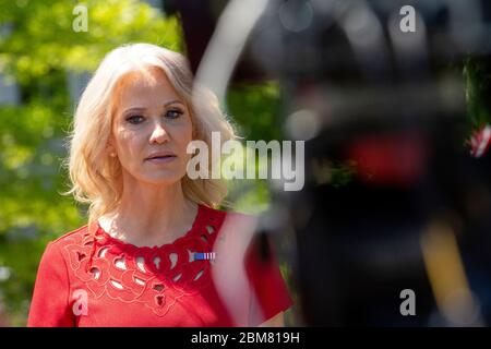 Washington, DC, États-Unis. 7 mai 2020. La conseillère principale Kellyanne Conway s'adresse aux médias à l'extérieur de la Maison Blanche, à Washington, DC, États-Unis, le jeudi 7 mai 2020. Credit: Stefani Reynolds/CNP | usage dans le monde crédit: dpa/Alay Live News Banque D'Images