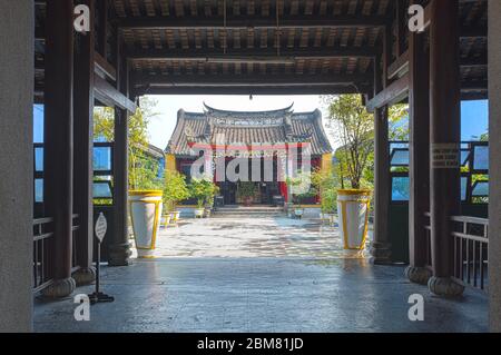 Hoi an, Vietnam - 12 avril 2018 : temple chinois vu par une porte d'entrée Banque D'Images