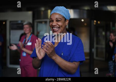 Le personnel médical à l'extérieur de l'hôpital Chelsea et Westminster de Londres, se joint aux applaudissements pendant le Clap national de jeudi pour que les soignants reconnaissent et soutiennent les travailleurs du NHS et les soignants qui luttent contre la pandémie du coronavirus. Banque D'Images