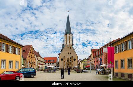 Weikersheim, Allemagne - 24 septembre 2014 : place ancienne avec cathédrale à Weikersheim, Bavière, Allemagne, Europe. Banque D'Images