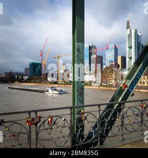 L'Eiserner Steg sur le main à Francfort, en Allemagne. Le Eiserner Steg est un pont piétonnier en porte-à-faux en acier. Banque D'Images