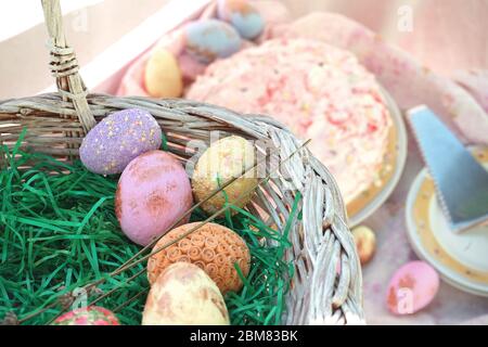 Panier de Pâques plein d'œufs. Gâteau aux fraises. Décoration d'intérieur. Banque D'Images
