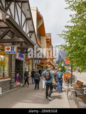 BANFF, ALBERTA, CANADA - Juin 2018 : les touristes flânant passé boutiques dans le centre de Banff. Banque D'Images