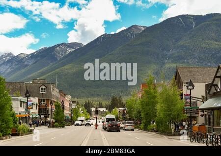 BANFF, Alberta, CANADA - JUIN 2018 : rue principale au centre de Banff. Banque D'Images