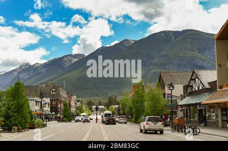 BANFF, Alberta, CANADA - JUIN 2018 : vue panoramique de la rue principale au centre de Banff. Banque D'Images