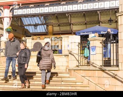 WINDSOR, ANGLETERRE - NOVEMBRE 2018 : les gens qui vont monter et descendre à quelques pas du centre commercial Windsor Royal dans le centre-ville de Windsor. Banque D'Images